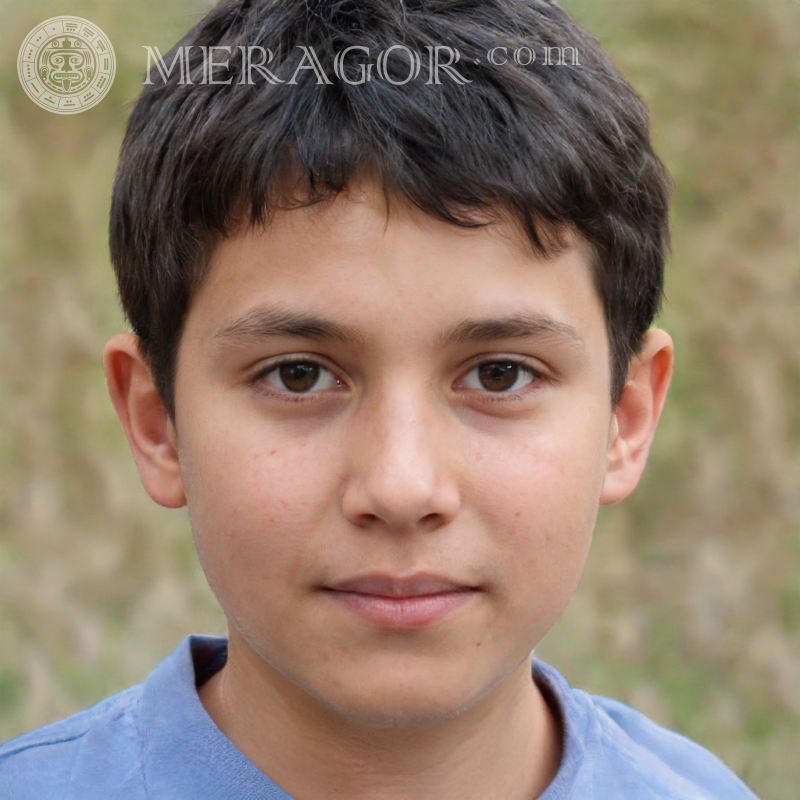 Foto eines Jungen mit dunklen Haaren in der Natur Gesichter von Jungen Kindliche Jungen Gesichter, Porträts