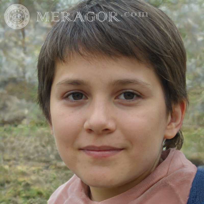 Foto de un niño con pelo corto en la naturaleza. Rostros de niños Infantiles Chicos jóvenes Caras, retratos