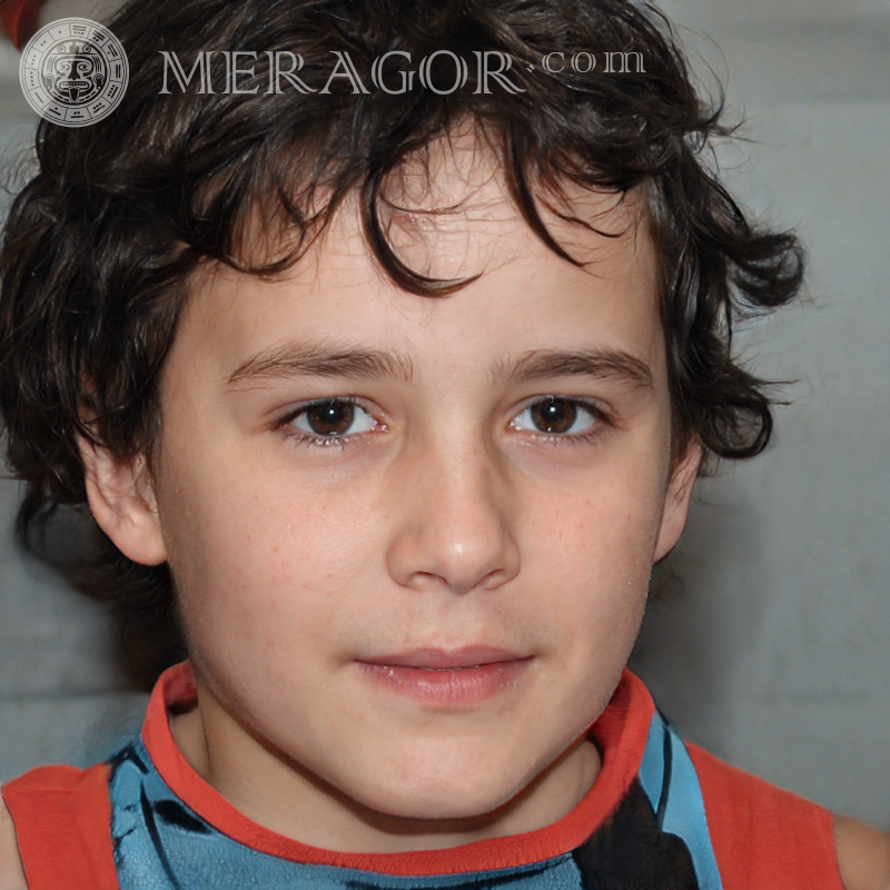 Foto de un niño de pelo rizado sobre un fondo claro Rostros de niños Infantiles Chicos jóvenes Caras, retratos