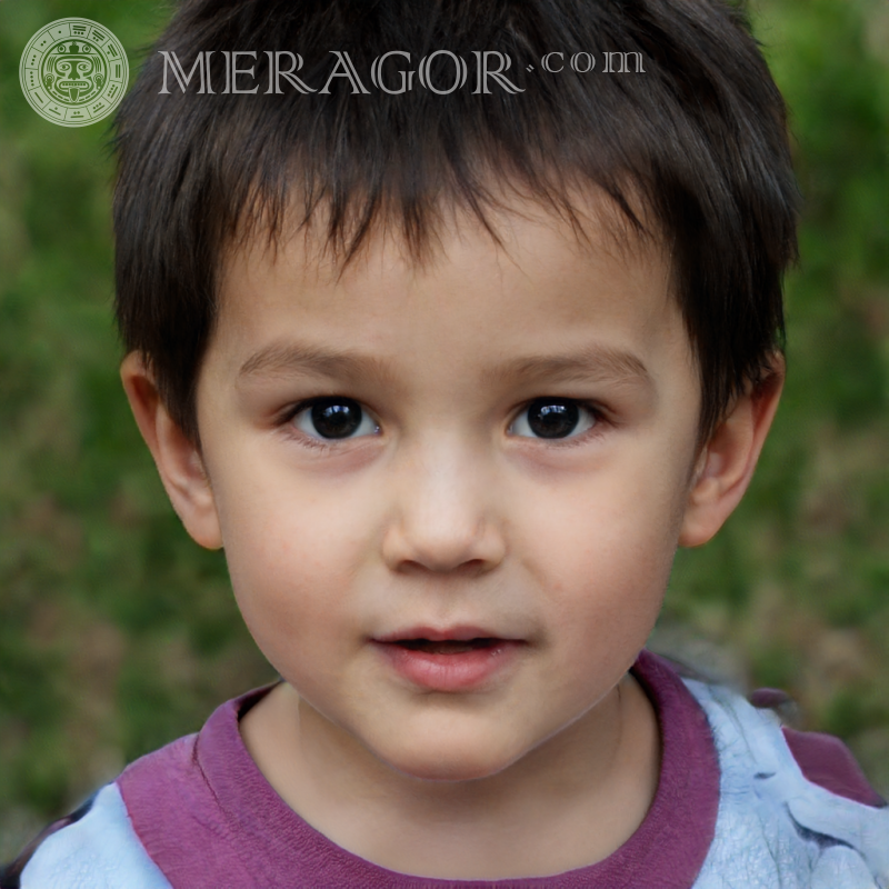 Foto de un niño brunet en la naturaleza Rostros de niños Infantiles Chicos jóvenes Caras, retratos
