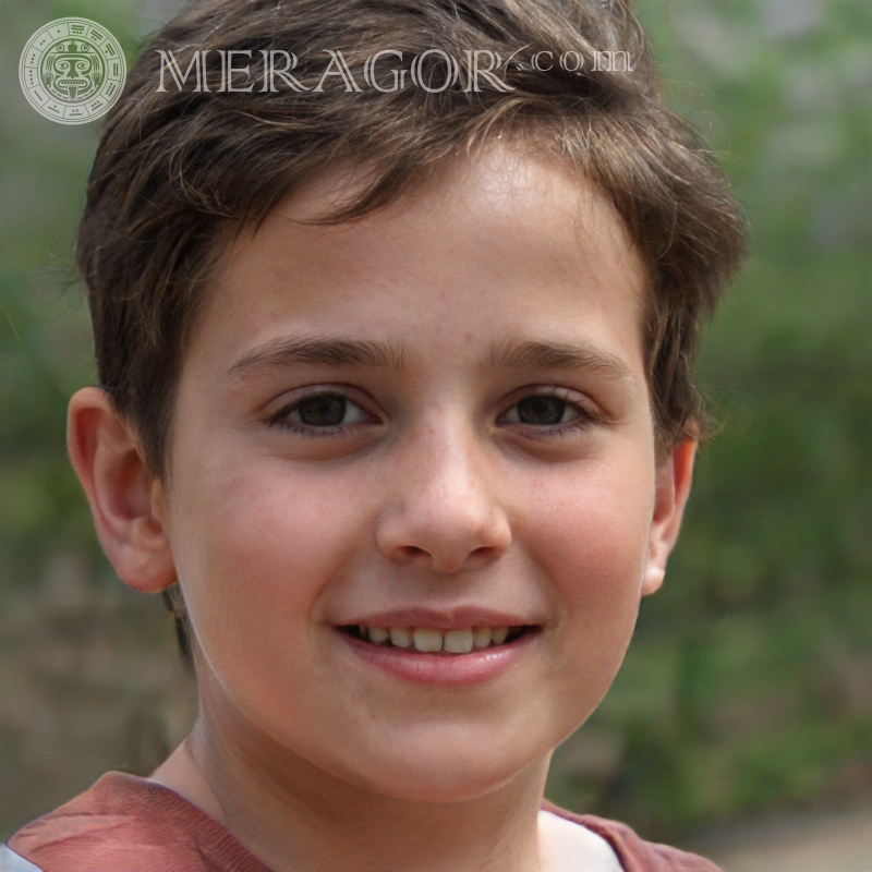Foto de um menino alegre com cabelo curto na rua Rostos de meninos Infantis Meninos jovens Pessoa, retratos
