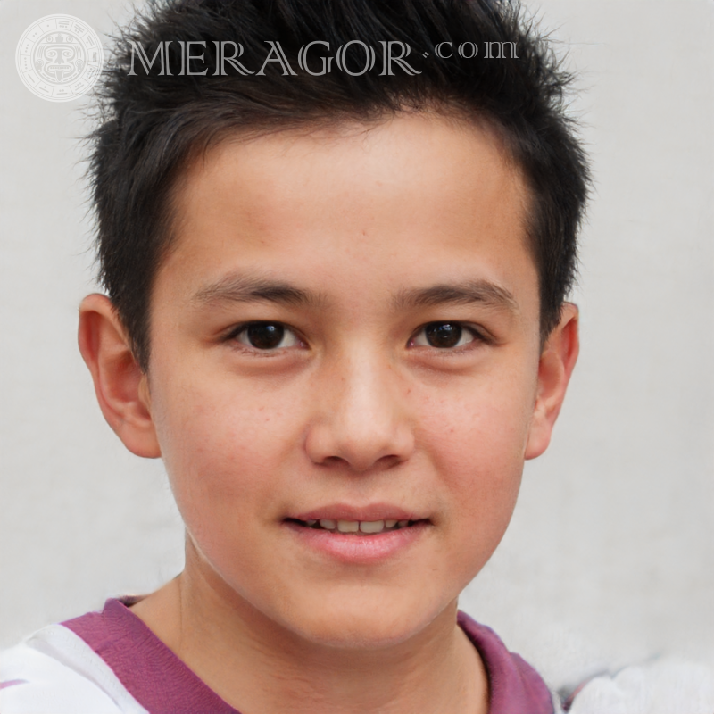 Foto eines brünetten Jungen auf weißem Hintergrund Gesichter von Jungen Kindliche Jungen Gesichter, Porträts