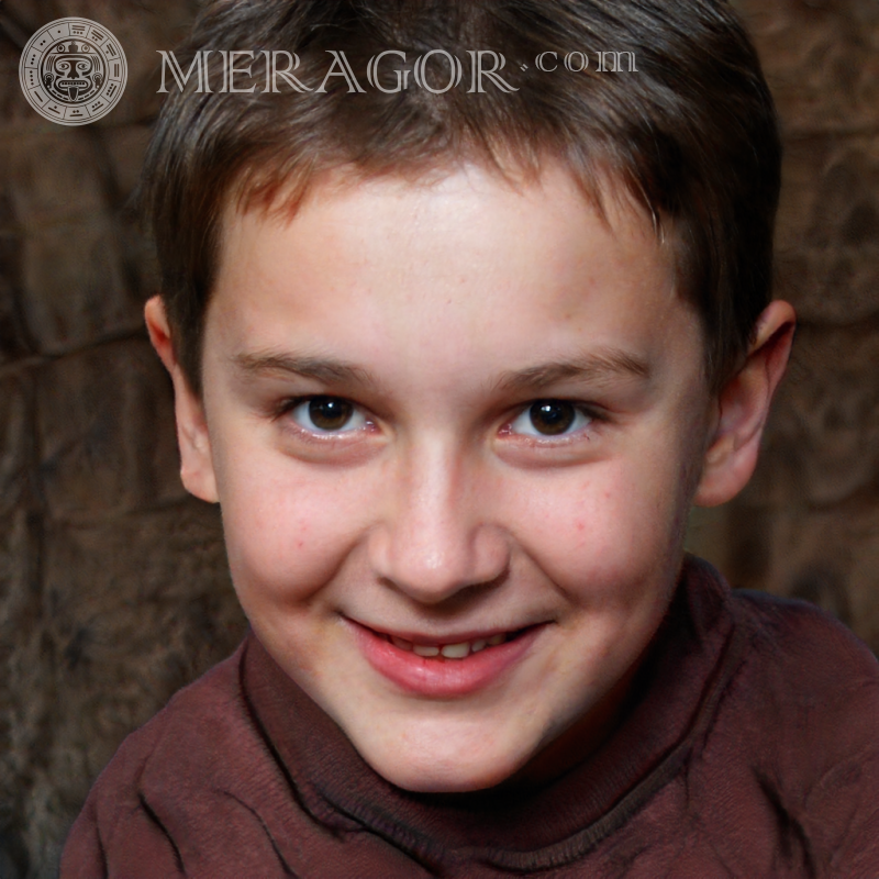 Foto de um menino alegre em um fundo escuro Rostos de meninos Infantis Meninos jovens Pessoa, retratos