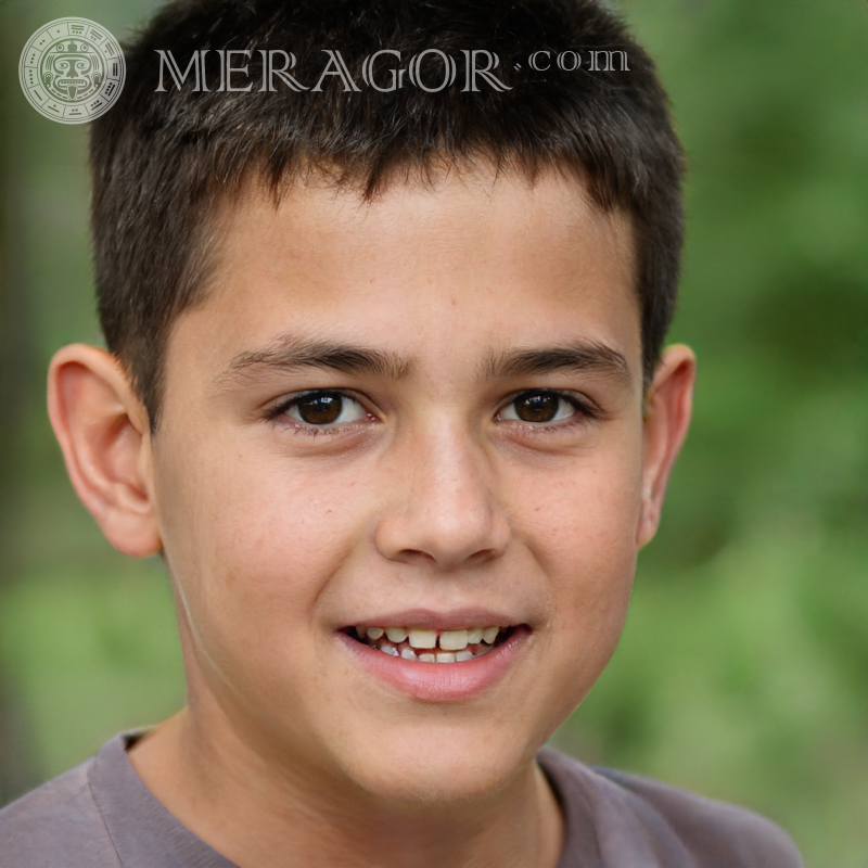 Foto eines brünetten Jungen in der Natur Gesichter von Jungen Kindliche Jungen Gesichter, Porträts
