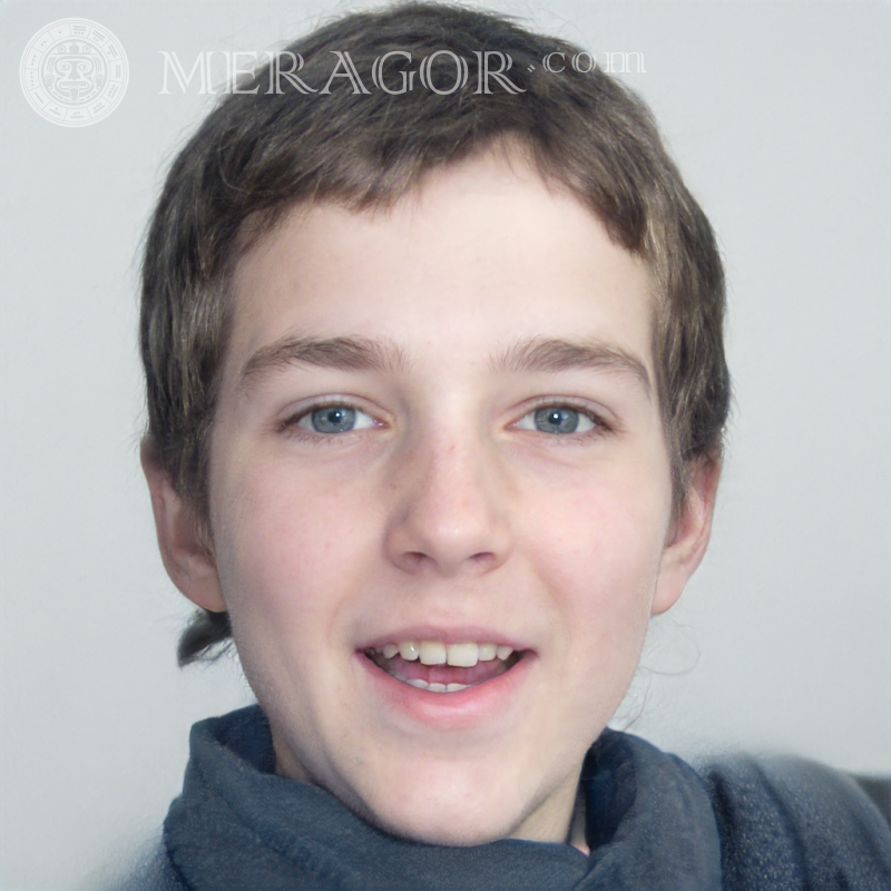 Foto eines glücklichen Jungen mit kurzen Haaren Gesichter von Jungen Kindliche Jungen Gesichter, Porträts