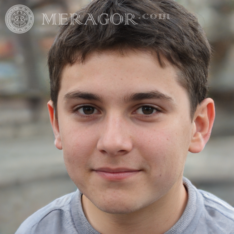 Foto eines braunhaarigen Jungen mit kurzen Haaren auf der Straße Gesichter von Jungen Kindliche Jungen Gesichter, Porträts