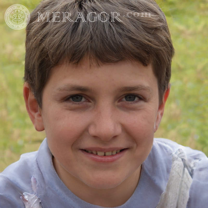 Foto eines glücklichen braunhaarigen Jungen Gesichter von Jungen Kindliche Jungen Gesichter, Porträts