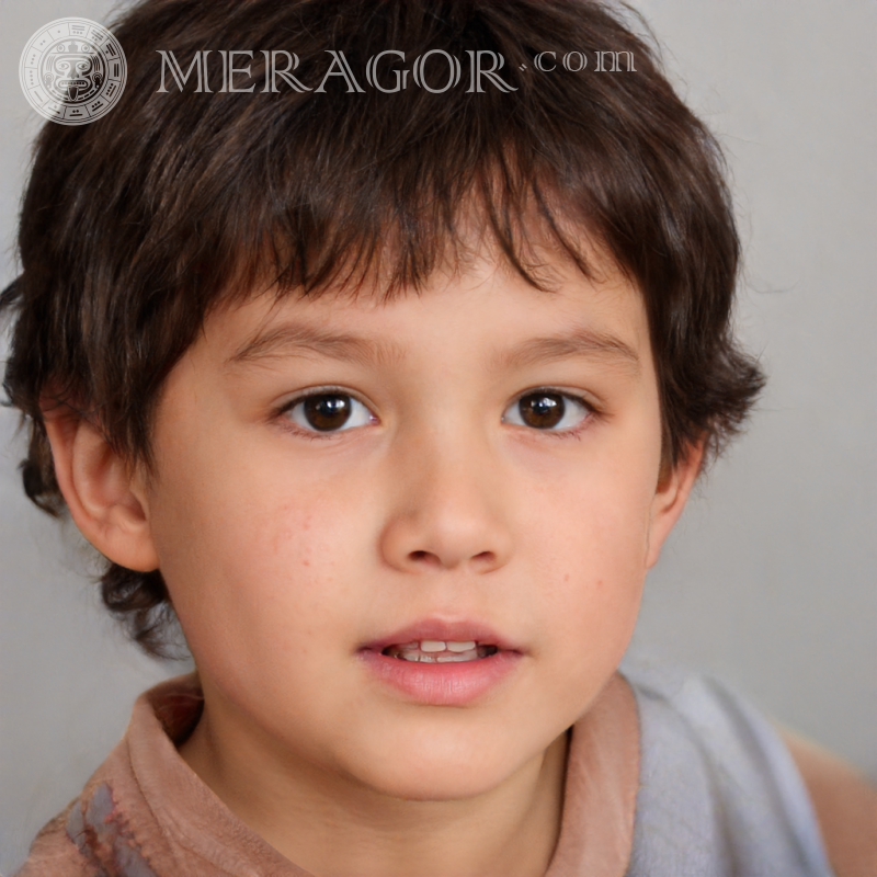 Foto de un niño brunet sobre un fondo claro | 0 Rostros de niños Infantiles Chicos jóvenes Caras, retratos