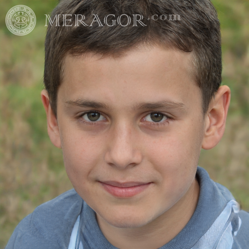 Foto de un niño con cabello negro en la naturaleza. Rostros de niños Infantiles Chicos jóvenes Caras, retratos