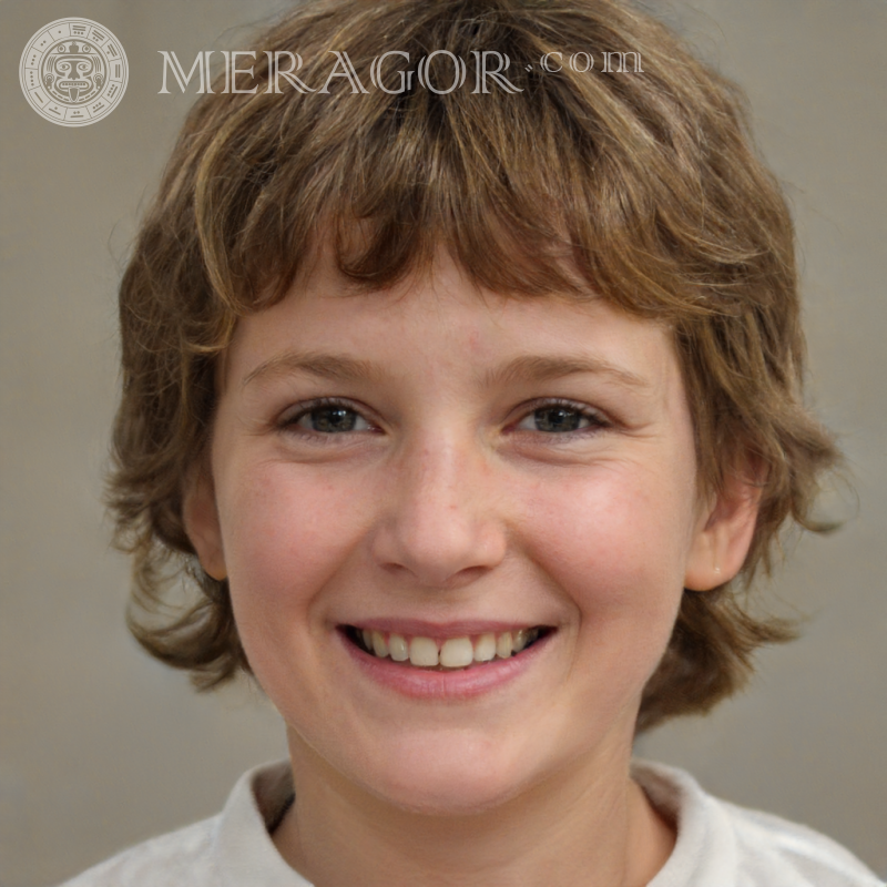Foto de un niño de cabello castaño sobre un fondo gris Rostros de niños Infantiles Chicos jóvenes Caras, retratos