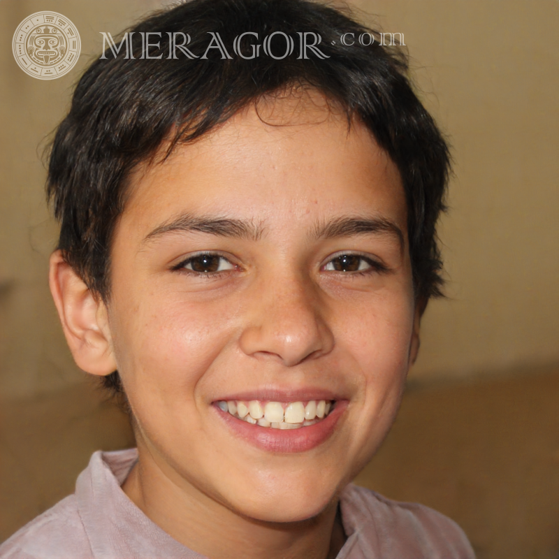 Foto de um menino alegre com cabelo preto para o TikTok Rostos de meninos Infantis Meninos jovens Pessoa, retratos