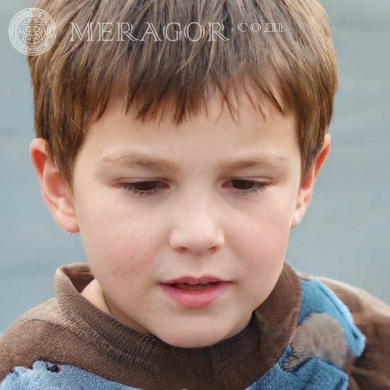 Foto de um garotinho de cabelos castanhos em um fundo azul Rostos de meninos Infantis Meninos jovens Pessoa, retratos