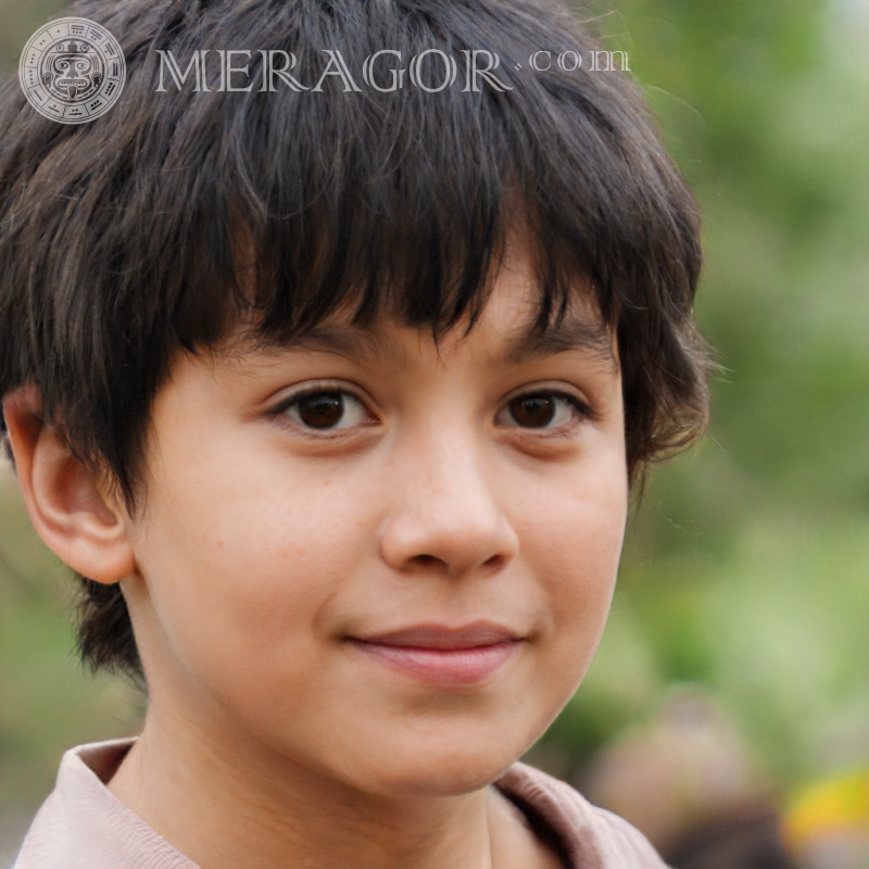 Photo un garçon brun souriant dans la nature Visages de garçons Infantiles Jeunes garçons Visages, portraits