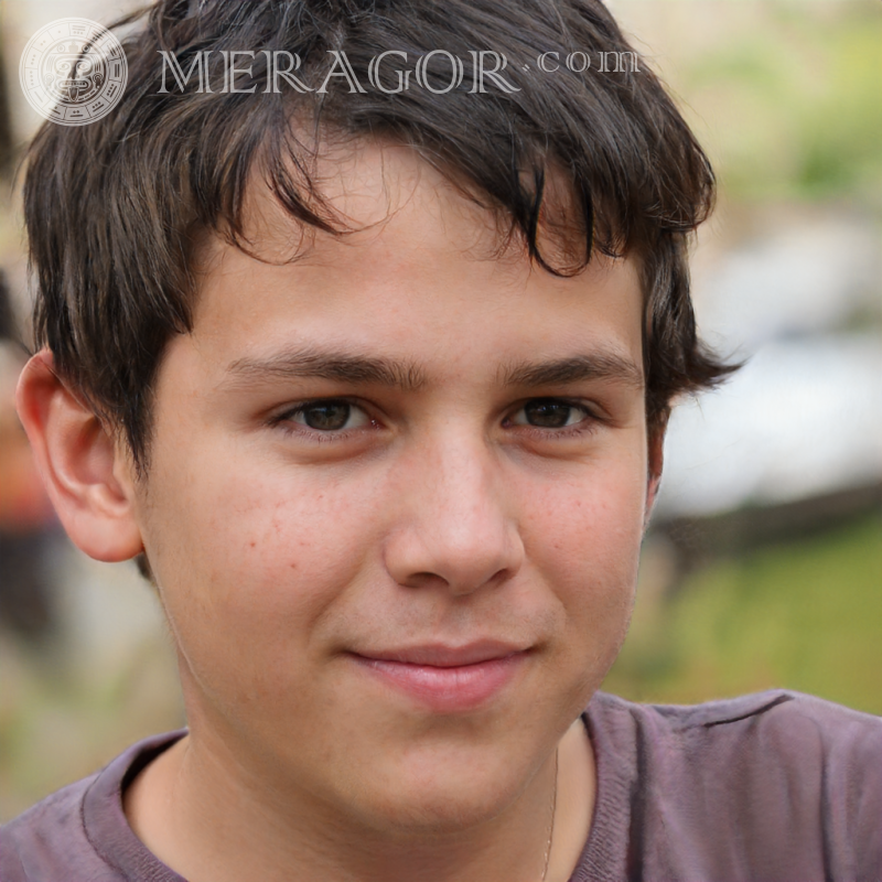 Foto de um menino de cabelo preto na rua Rostos de meninos Infantis Meninos jovens Pessoa, retratos