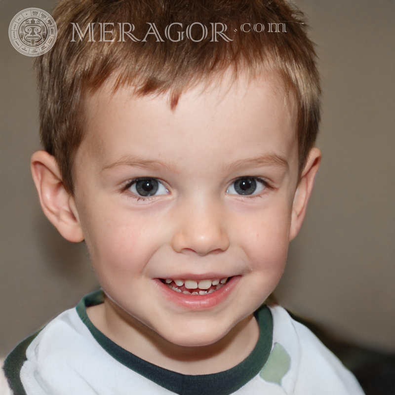 Foto de un lindo niño con una camiseta Rostros de niños Infantiles Chicos jóvenes Caras, retratos