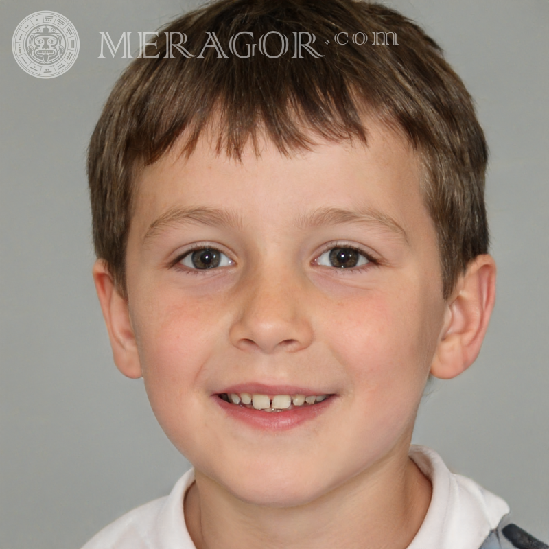 Photo de garçon souriant sur fond gris Visages de garçons Infantiles Jeunes garçons Visages, portraits