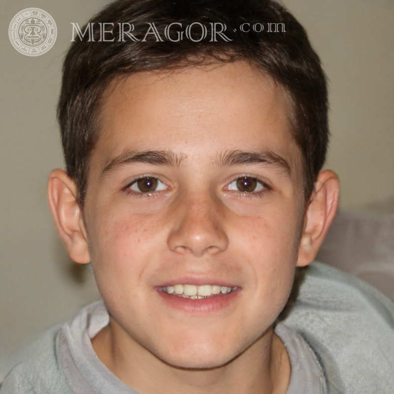 Foto eines glücklichen Jungen auf grauem Hintergrund für TikTok Gesichter von Jungen Kindliche Jungen Gesichter, Porträts