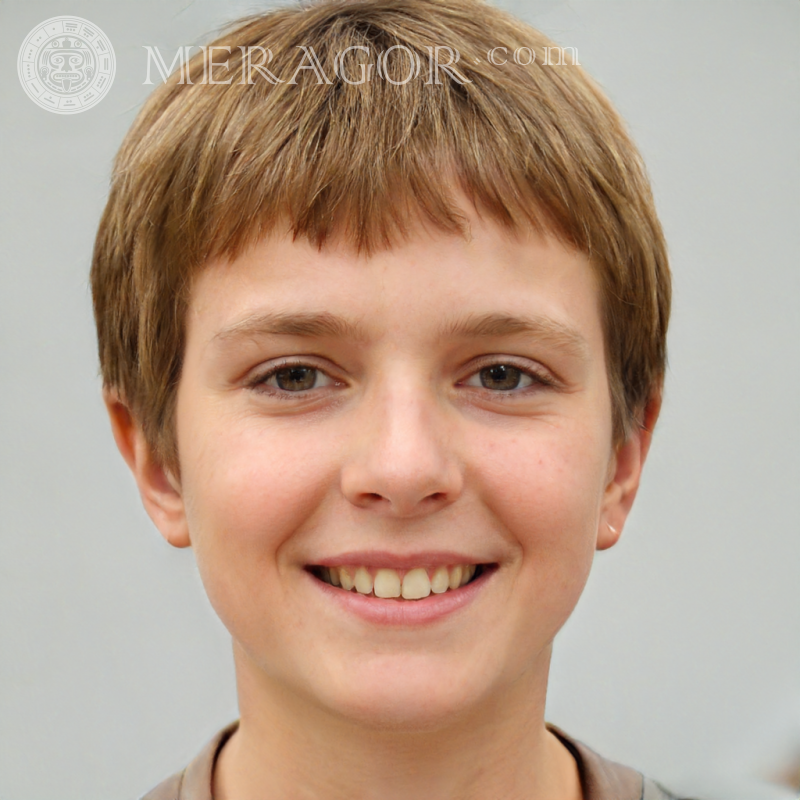 Foto eines glücklichen rothaarigen Jungen auf grauem Hintergrund Gesichter von Jungen Kindliche Jungen Gesichter, Porträts