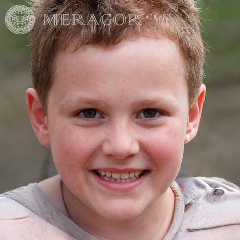 Foto eines glücklichen rothaarigen Jungen in der Natur Gesichter von Jungen Kindliche Jungen Gesichter, Porträts