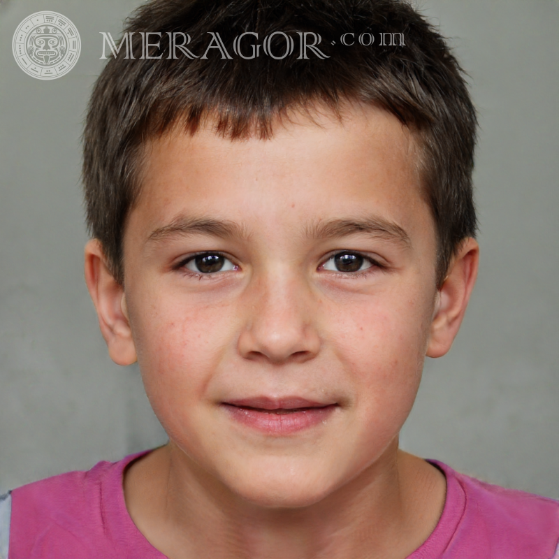 Foto de un niño con cabello negro sobre un fondo gris Rostros de niños Infantiles Chicos jóvenes Caras, retratos