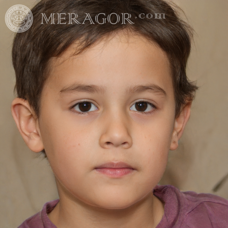 Foto de um garotinho de cabelos castanhos em um fundo cinza para Instagram Rostos de meninos Infantis Meninos jovens Pessoa, retratos