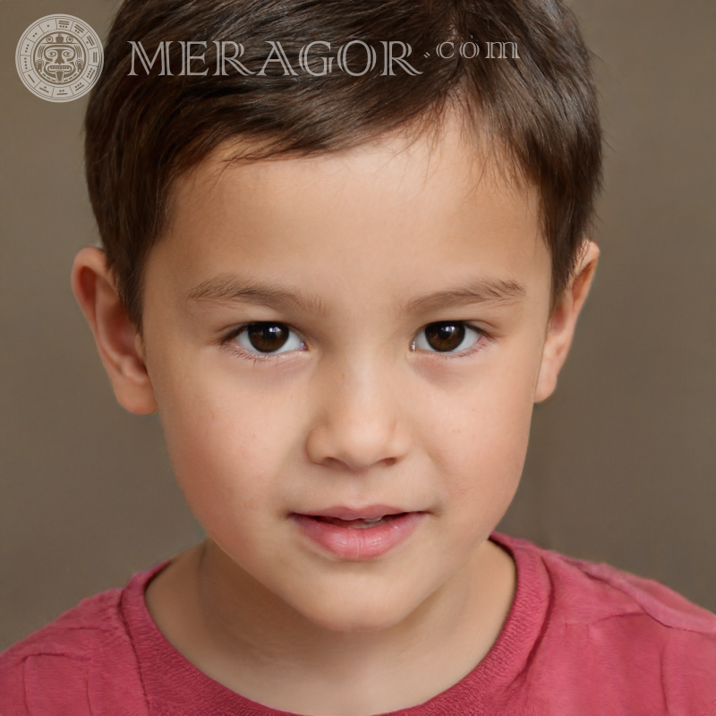 Photo un petit garçon sur fond gris pour Instagram Visages de garçons Infantiles Jeunes garçons Visages, portraits
