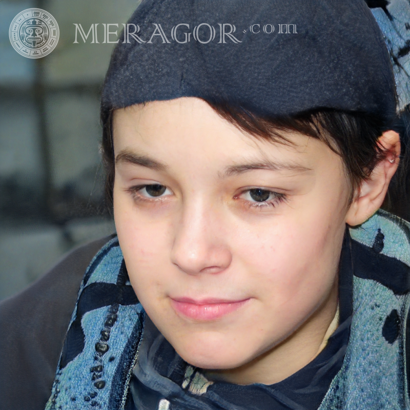 Foto eines Jungen mit dunklem Hut für WhatsApp Gesichter von Jungen In der Kappe Kindliche Jungen