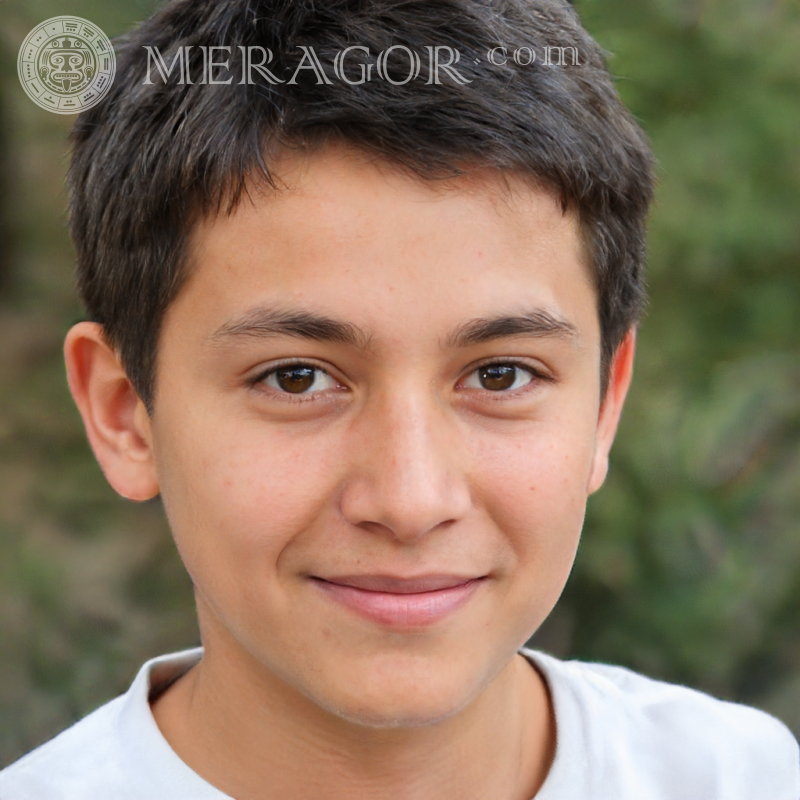 Foto de perfil de un niño feliz con cabello oscuro Rostros de niños Infantiles Chicos jóvenes Caras, retratos