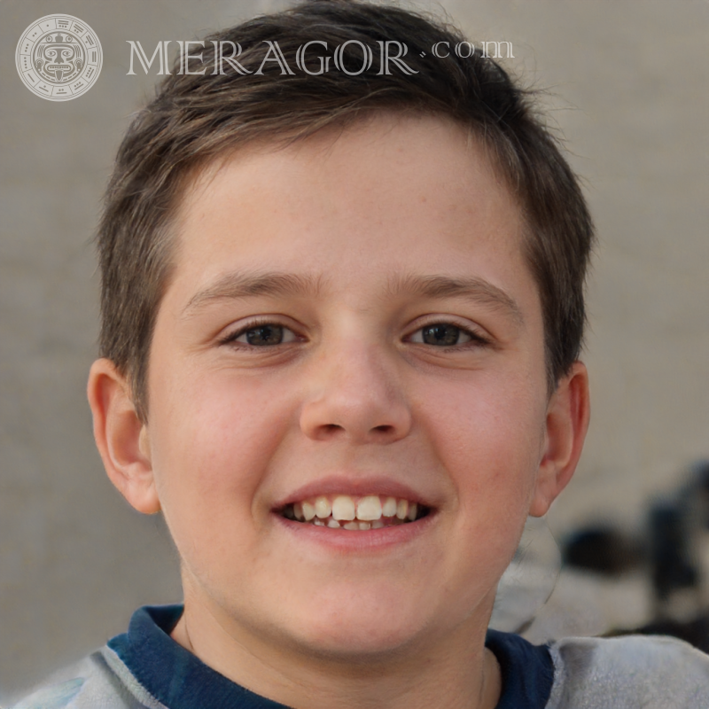 Foto von einem glücklichen Jungen zum Spielen Gesichter von Jungen Kindliche Jungen Gesichter, Porträts