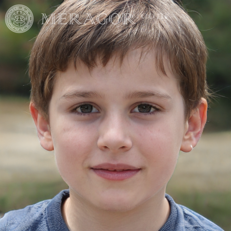 Foto eines süßen Jungen auf der Straße zur Anmeldung Gesichter von Jungen Kindliche Jungen Gesichter, Porträts