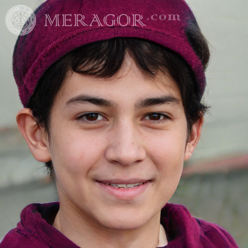 Foto com um menino simples de chapéu Rostos de meninos Europeus Na tampa Infantis