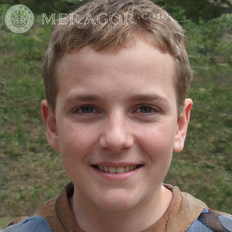 Gesicht eines fröhlichen Jungen mit Kurzhaarschnitt für YouTube Gesichter von Jungen Europäer Russen Ukrainer