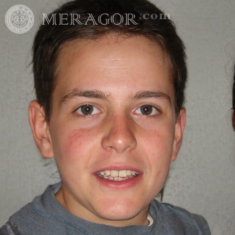 Junges Gesicht mit kurzen Haaren für Seite Gesichter von Jungen Europäer Russen Ukrainer