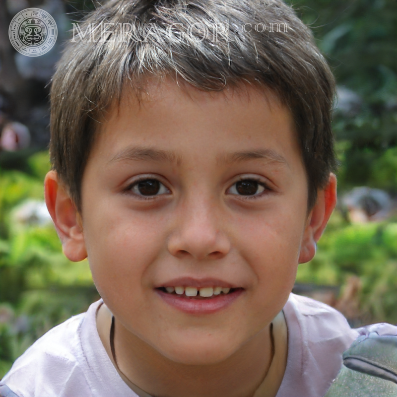 O rosto de um menino feliz na natureza pelo site Rostos de meninos Europeus Italianos Espanhóis