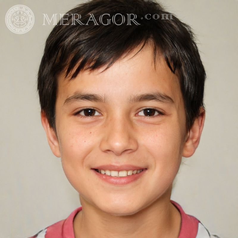 Gesicht eines fröhlichen Jungen für Boten Gesichter von Jungen Europäer Italiener Spanier