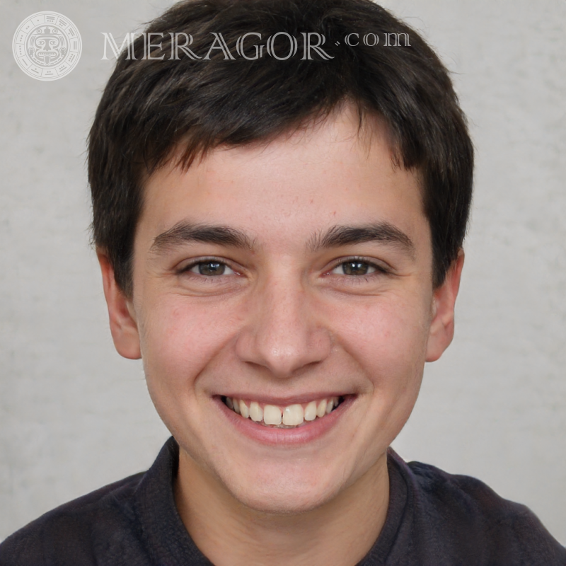 O rosto de um menino alegre na conta Rostos de meninos Europeus Russos Ucranianos