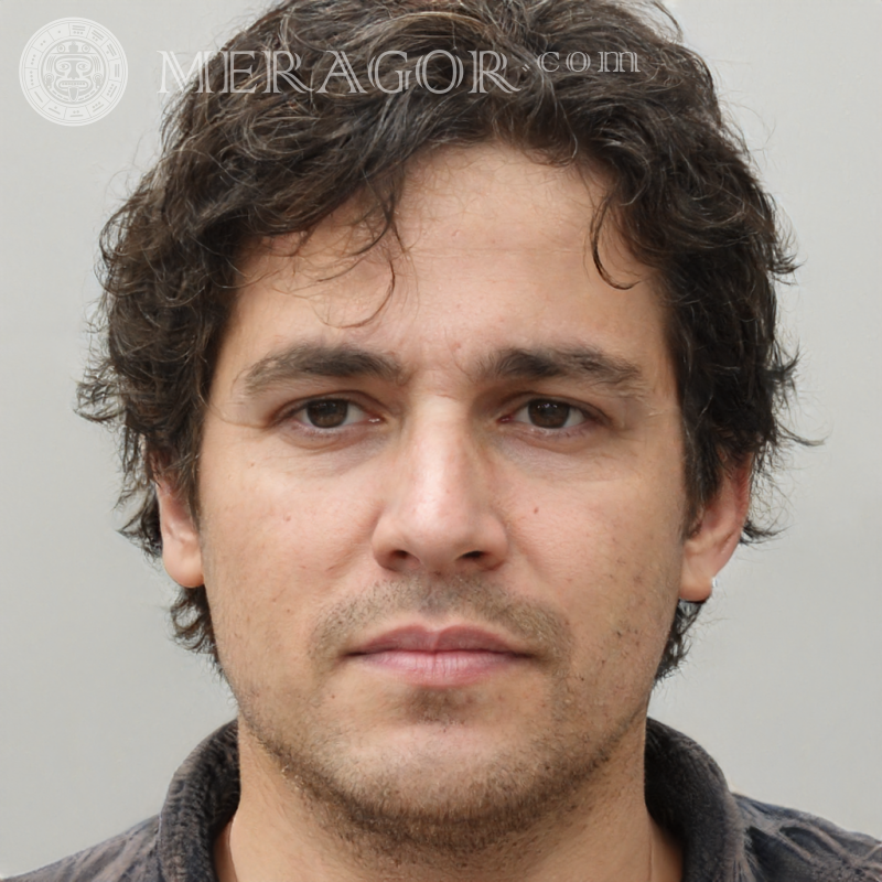 Foto de perfil de un hombre de 42 años Rostros de hombres Europeos Rusos Caras, retratos