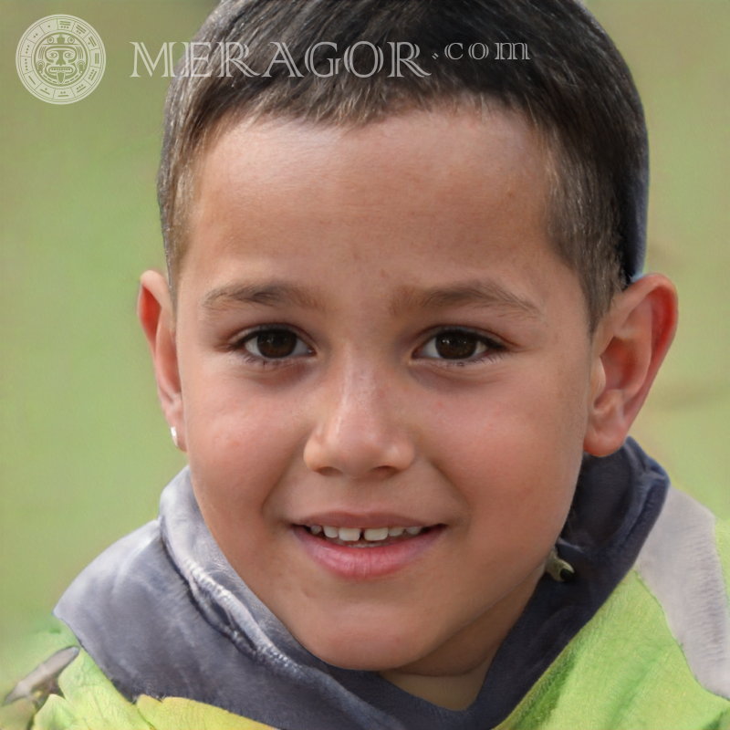 Das Gesicht eines einfachen Jungen mit einer kurzen Frisur für Instagram Gesichter von Jungen Araber, Muslime Kindliche Jungen