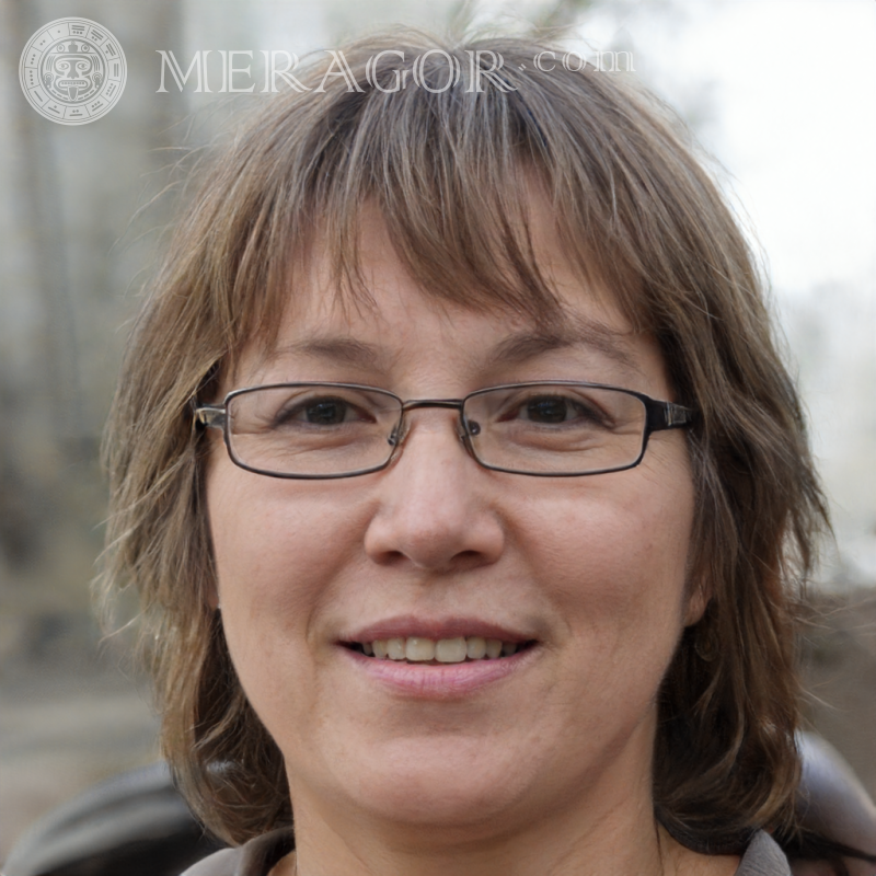 O rosto de uma mulher russa de 45 anos Rostos de mulheres Europeus Russos Em óculos de sol