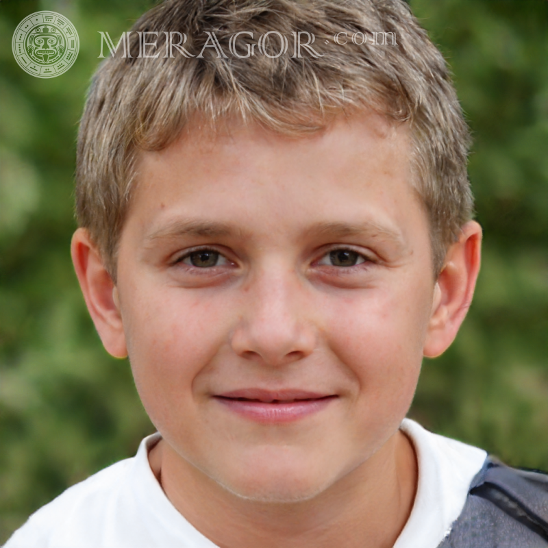 Faux visage de garçon joyeux pour la page Visages, portraits Européens Russes Ukrainiens