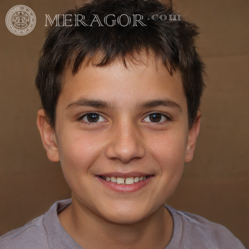 Faux visage un garçon brun pour TikTok Visages, portraits Européens Italiens Espagnols