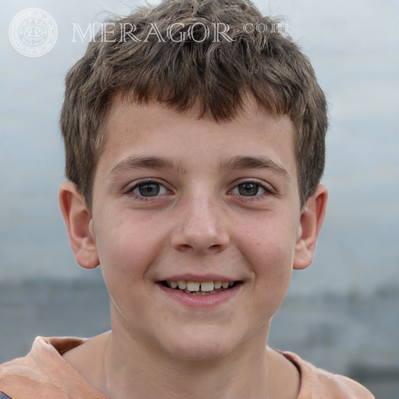 Laden Sie ein Foto eines fröhlichen Jungen für Instagram herunter | 0 Gesichter von Jungen Europäer Russen Ukrainer