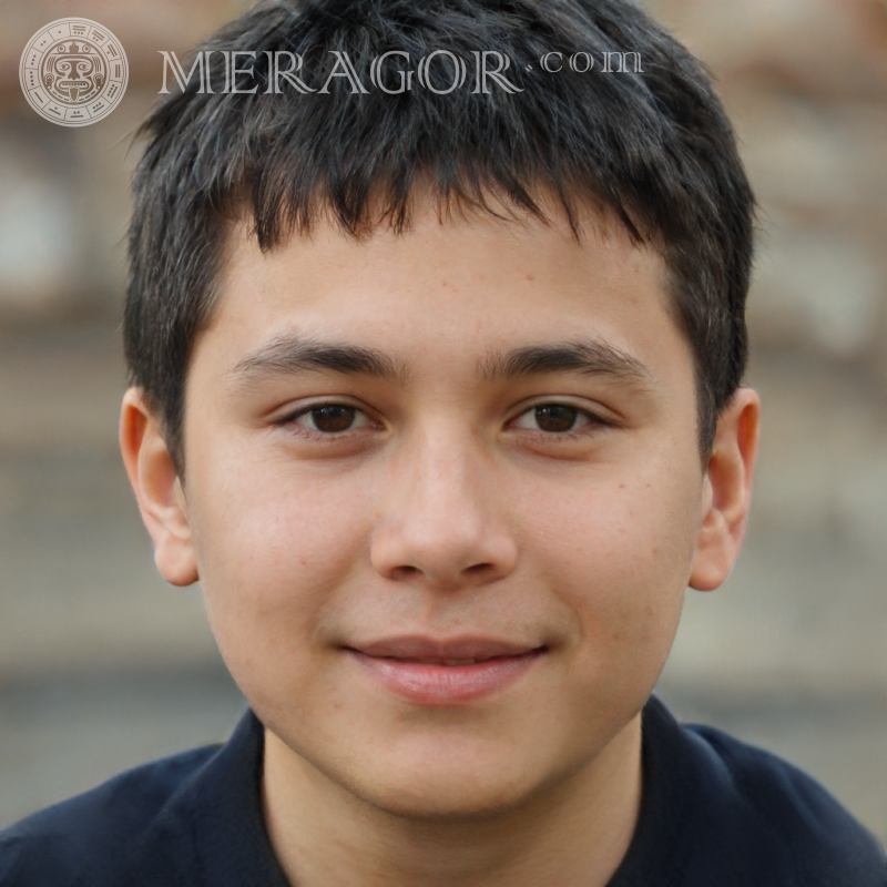 Laden Sie ein Foto eines lächelnden Jungen für das Cover herunter Gesichter von Jungen Europäer Russen Ukrainer