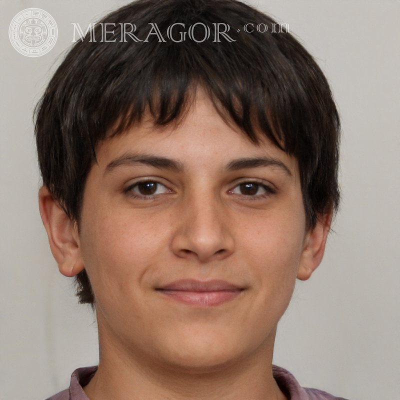 Baixe a foto de um menino sorridente para as redes sociais Rostos de meninos Europeus Espanhóis Português