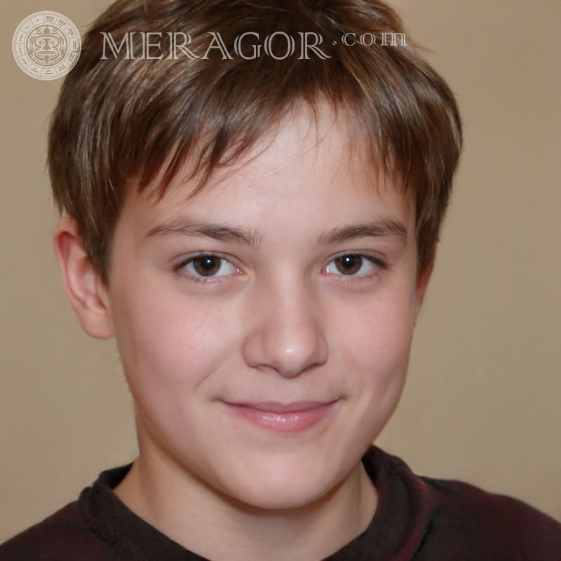 Baixe o rosto de um menino sorridente com um corte de cabelo curto Rostos de meninos Europeus Russos Ucranianos