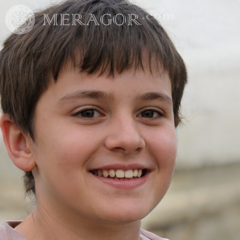 Télécharger le visage un garçon joyeux avec une coupe courte Visages de garçons Européens Russes Ukrainiens