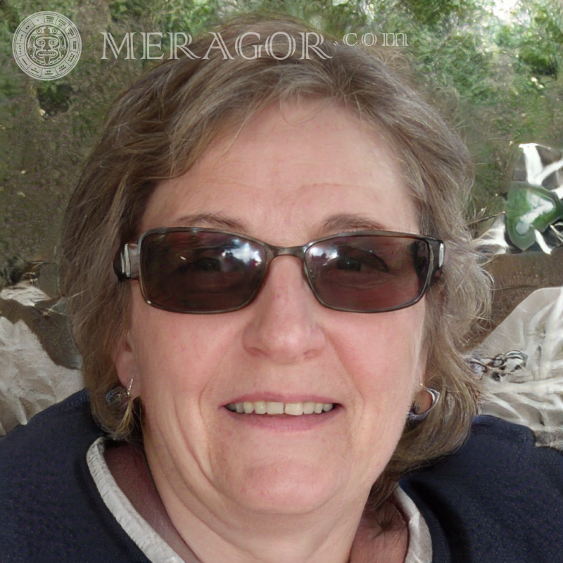 Photo une femme âgée sur sa photo de profil à lunettes noires Visages de grands-mères Européens Russes Visages, portraits