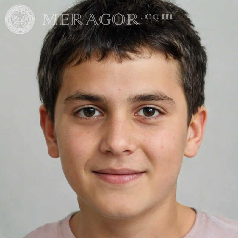 Téléchargez une photo un garçon brun heureux pour TikTok Visages de garçons Européens Russes Ukrainiens