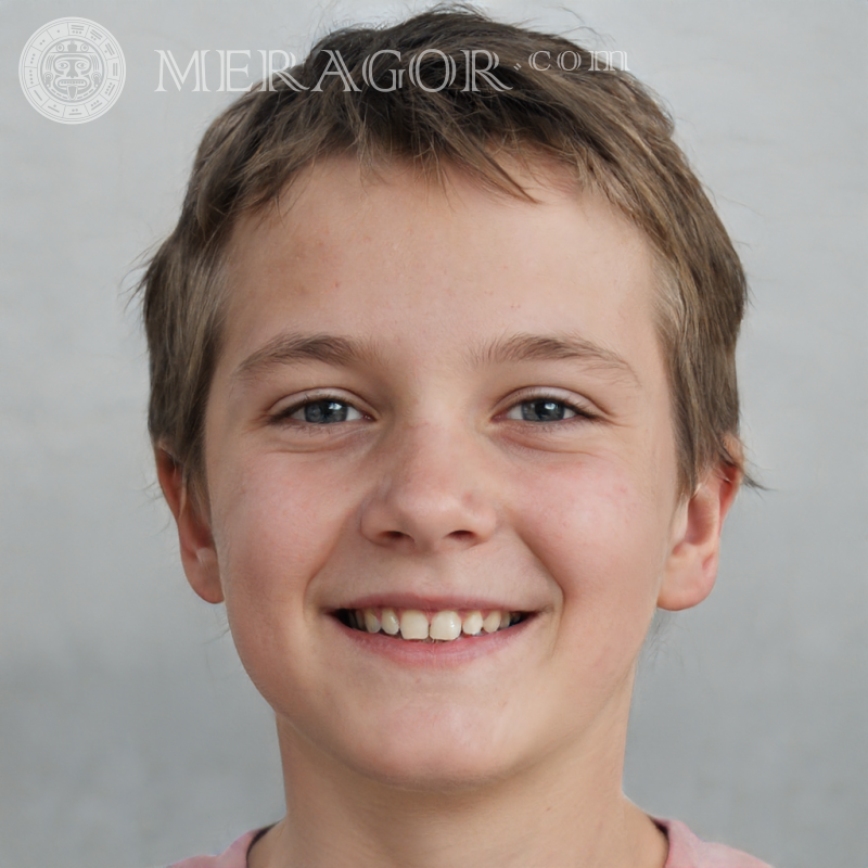 Laden Sie ein Foto eines glücklichen Jungen auf grauem Hintergrund für TikTok . herunter Gesichter von Jungen Europäer Russen Ukrainer