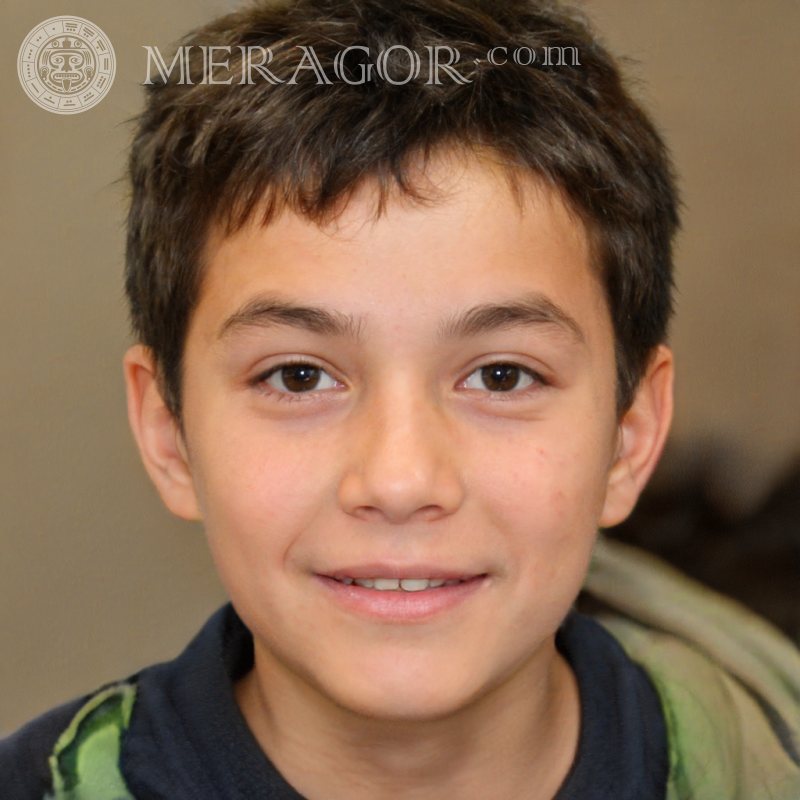 Téléchargez le portrait un garçon joyeux pour TikTok Visages de garçons Européens Russes Ukrainiens